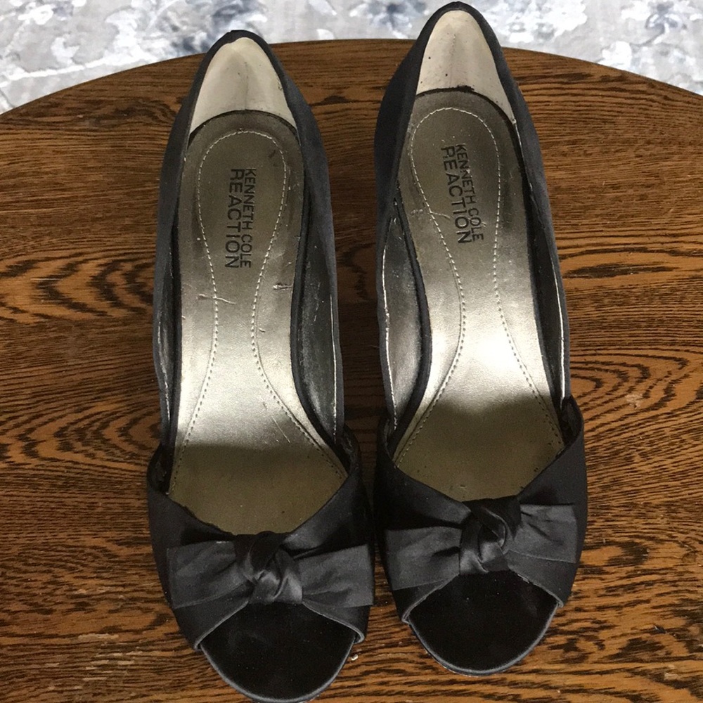 Size 6 Kenneth Cole Reaction pumps Satin
